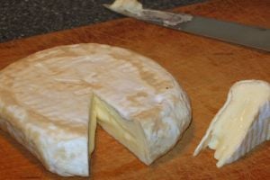 https://cdn.yemek.com/mncrop/300/200/uploads/2014/09/camembert-peyniri.jpg