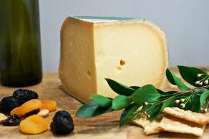 https://cdn.yemek.com/mncrop/300/200/uploads/2014/09/gouda-peyniri.jpg