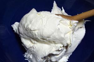 https://cdn.yemek.com/mncrop/300/200/uploads/2014/09/mascarpone-peyniri.jpg