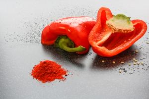 https://cdn.yemek.com/mncrop/300/200/uploads/2015/03/paprika1.jpg