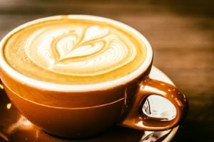 https://cdn.yemek.com/mncrop/300/200/uploads/2015/04/latte.jpg