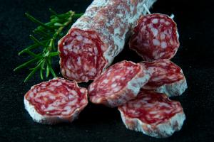 https://cdn.yemek.com/mncrop/300/200/uploads/2015/04/pepperoni.jpg