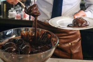 Nice Tatlı Krizinin Tek Başına Kahramanı 7 Çikolatalı Profiterol Mekanı