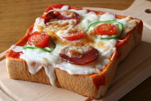 Şipşak Hazırla: Tost Ekmeğinde Pizza