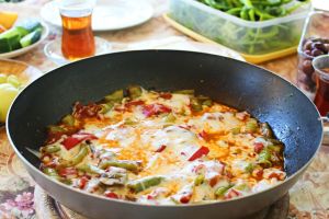 Çay Onu Bekliyor: Kahvaltılık Kaşarlı Biber Kavurma