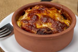 Ziyafet Sofralarına: Güveçte Soslu Köfte