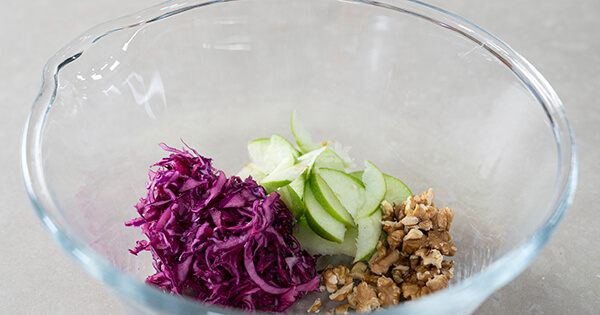 yesil-elmali-lahana-salatasi-asama2-yemekcom