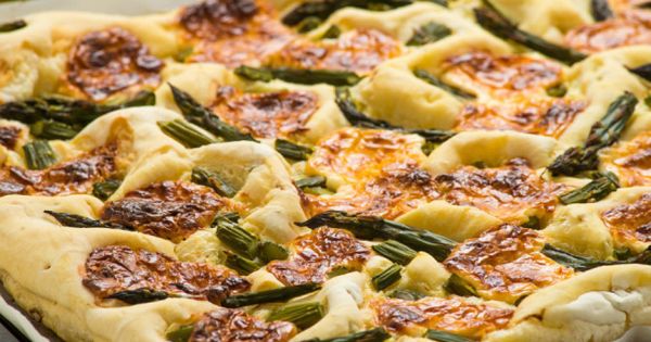 Kuşkonmazlı ve Cheddar Peynirli Pizza