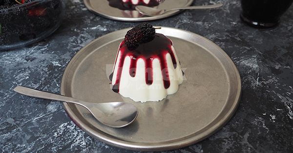 bogurtlen-soslu-panna-cotta