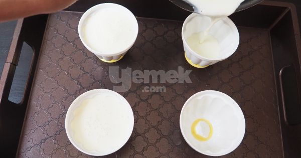bogurtlen-soslu-panna-cotta