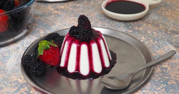 Böğürtlen Soslu Panna Cotta