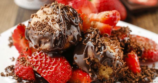 Çilekli Profiterol