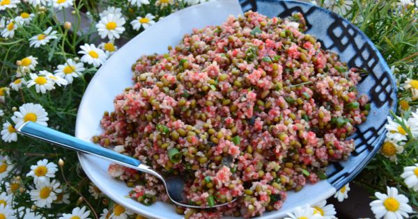 Çilek Soslu Maş Fasulyeli Kinoa Salatası
