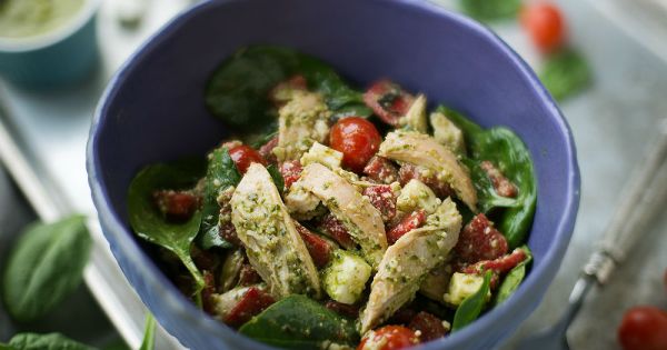Pesto Soslu Tavuk Salatası