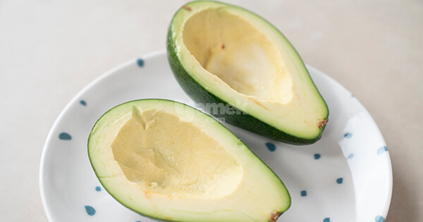 avokado-salatasi-asama2-yemekcom