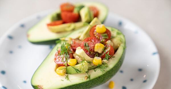 avokado-salatasi-asama4-yemekcom