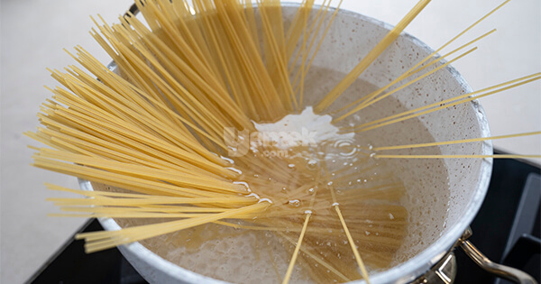 kremali-spagetti-asama1-yemekcom