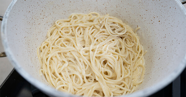 kremali-spagetti-asama3-yemekcom
