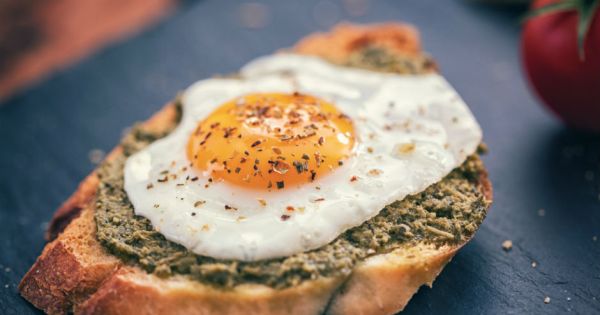 Yumurtalı Pesto Soslu Ekmek Dilimleri