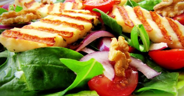 Hellimli Ispanak Salatası