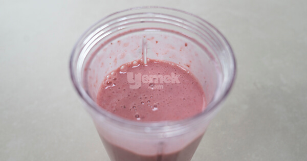 cilekli-sut-asama4-yemekcom