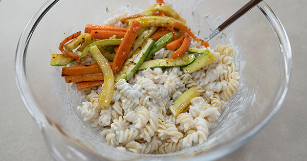 sebzeli-makarna-salatasi-asama3-yemekcom