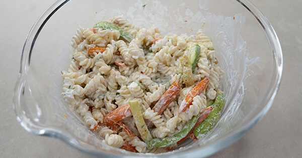 sebzeli-makarna-salatasi-asama4-yemekcom