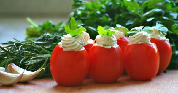 Labne Peyniri Dolgulu Domates