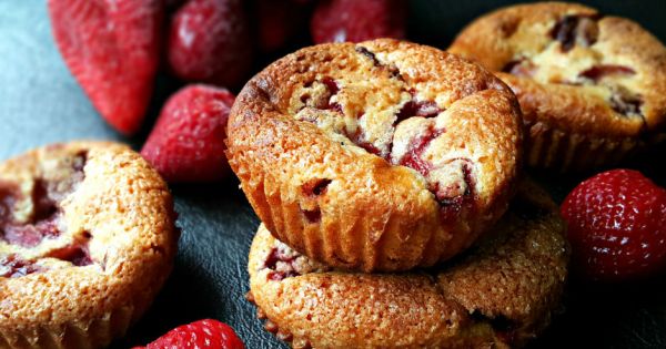 Yoğurtlu ve Çilekli Muffin