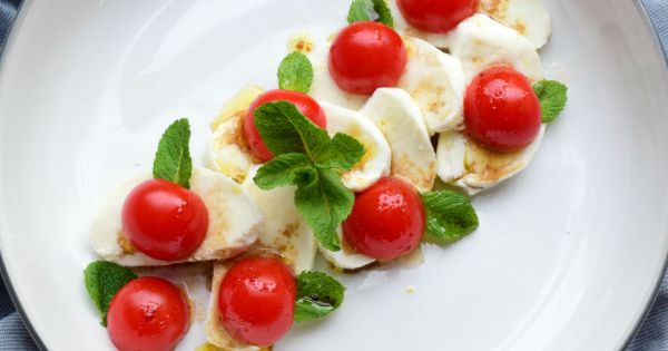 Cherry Domatesli Mozzarella Salatası