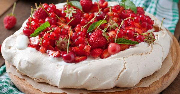 Kırmızı Meyveli Pavlova