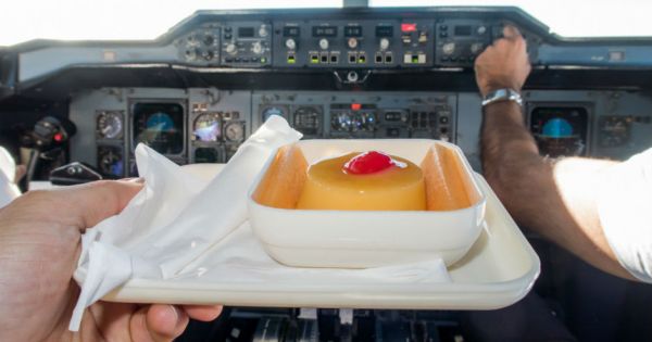 Neden Uçaklarda Pilot ve Yardımcı Pilotlar Asla Aynı Yemeği Yemez