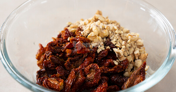 kuru-domates-salatasi-asama4-yemekcom