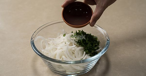 sumakli-sogan-salatasi-asama1-yemekcom