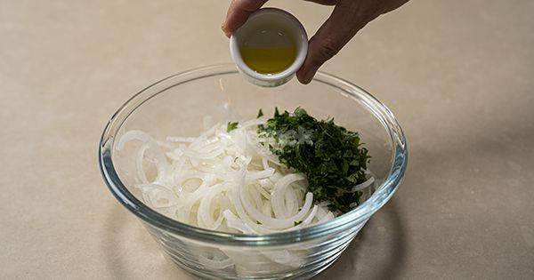 sumakli-sogan-salatasi-asama2-yemekcom