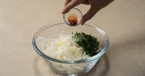 sumakli-sogan-salatasi-asama3-yemekcom