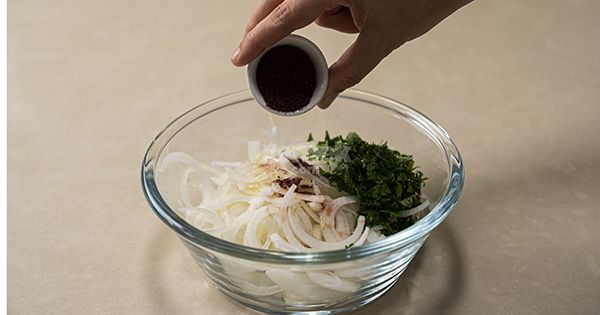 sumakli-sogan-salatasi-asama4-yemekcom