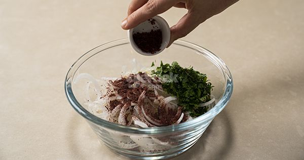 sumakli-sogan-salatasi-asama5-yemekcom