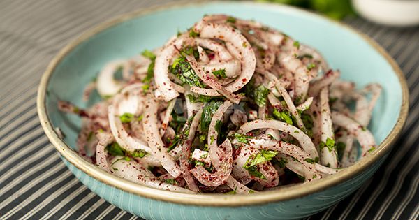 sumakli-sogan-salatasi-asama8-yemekcom