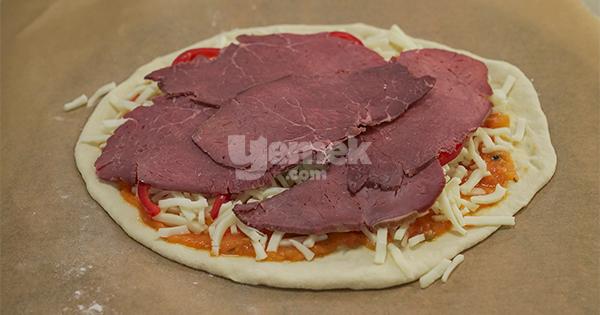 dana-etli-kirmizi-biberli-pizza-asama-8