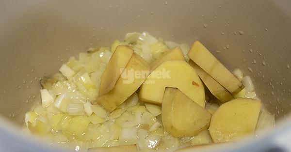 patates-ve-soganlar-kavruluyor