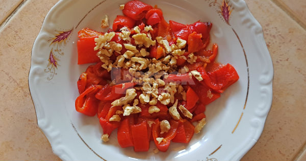 yogurtlu-koz-biber-salatasi2