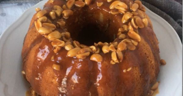 Fıstık Ezmeli Karamel Soslu İki Renkli Kek