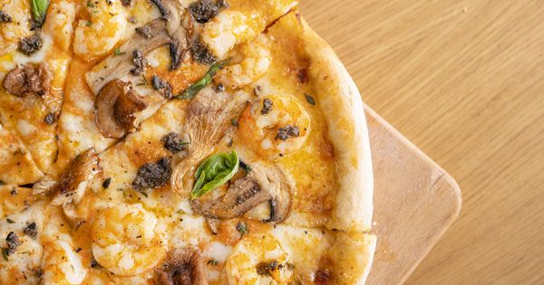 Karidesli ve Üç Mantarlı Pizza Tarifi, Nasıl Yapılır? (Videolu)