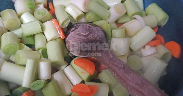 terbiyeli-pirasa-yemegi2