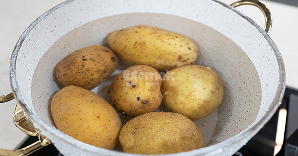 yogurtlu-patates-salatasi-asama1-yemekcom