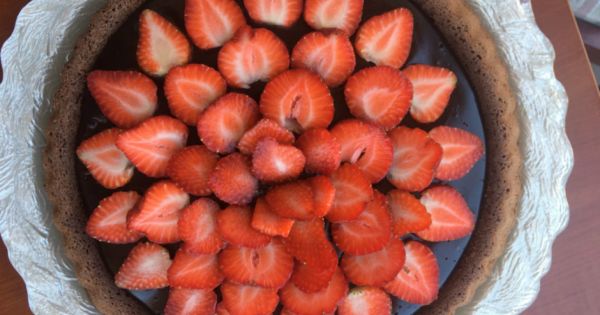 Çikolata Soslu Çilekli Tart