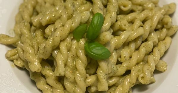 Kolay Pesto Soslu Makarna