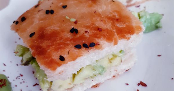 Avokadolu Tost