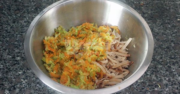 yogurtlu-eriste-salatasi-asama-5